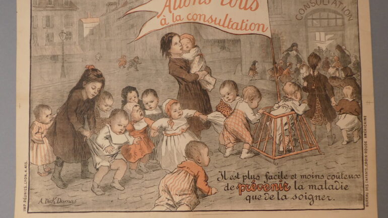 Cette affiche a été illustrée par Alice Dick Dumas et est titrée Allons tous à la consultation. Elle présente des enfants d'âges divers se rendant chez les bonnes soeurs pour consultation médicale.